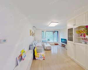 东坝首开常青藤一期中间位置三居,客厅落地窗带阳台,采光