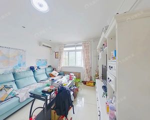 此房满五年唯一住房,全明格局采光好,小区中间位置