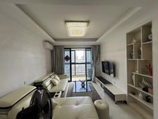 小区房龄新,16年交付。房子三开间朝南,南北通风