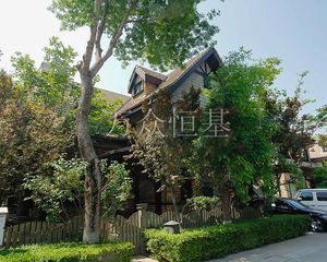 六环里 英伦古堡风格 边户大独栋 使用650 南绿地 有泳池