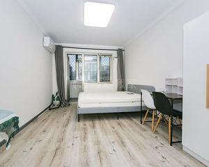 慧忠里板楼2层 东西通透 精装修一居室 满两年 原值355万