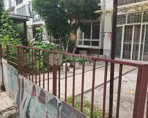 解放西路华润万家里面小区楼梯一楼带大院子 全天太阳