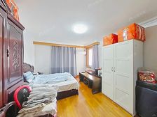 此房一梯两户,朝东南,采光良好,得房率高,诚意出售