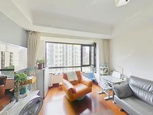 房东二次改动装修过,飘窗打掉让客厅更大,送车位