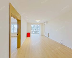 地铁五号线 惠新西街千鹤家园大客厅落地飘窗正 南大两居诚售