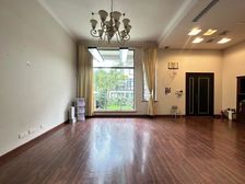 联排叠加别墅,带花园使用面积300平方,有钥匙随时可以看房