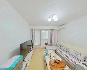 区政府北侧,616公交站旁,精装两居室,看房方便