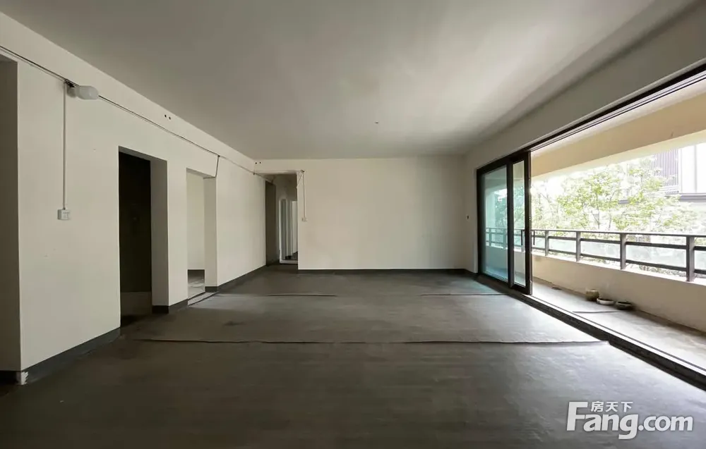 南岸区 荣盛华府，轻轨站旁，清水大四房，业主诚信急售