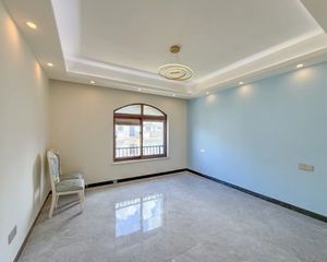 阁楼也是大套房双车位比邻高尔夫球场保养如新