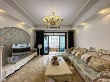 中央公园 鹿山轻轨站旁 精装大四房 中间楼层 视野开阔