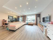 房子东对鹭洲里,西对中庭户型通透采光好,客厅横厅设计宽敞.