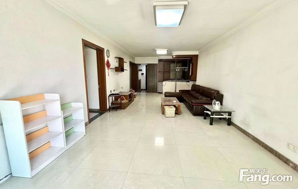 金月湾花园一期小区租房,三室两厅, 万达旁 金月湾大3房出租 位置安静