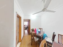 一梯两户,低楼层,小区中间,全明户型,固定车位,价可刀!