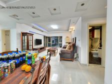 自由水岸花园正四房,星洲西附在门口。