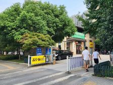 劳动路独幢商业体831平占地2218平租159万售2800万