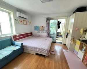 湖光小区 112可议 精装两居 3层满五
