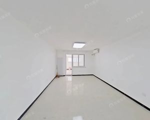 三里屯北小街2室1厅东西