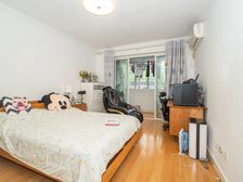 曹杨二中对面。南北通两房一厅,精装修,领包入住