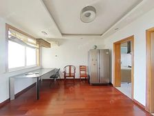 两层小复式格局,阁楼25㎡不急产证面积;精装修拎包即可入住