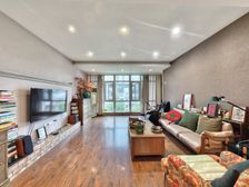 户型方正且通透大三房带楼顶露台