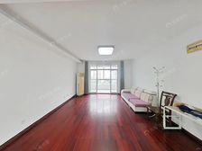 北面是大草坪!中间位置的中间三楼,very good 好房子