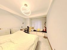 不临街,二楼带院,基础装修都是定制,楼栋位置好