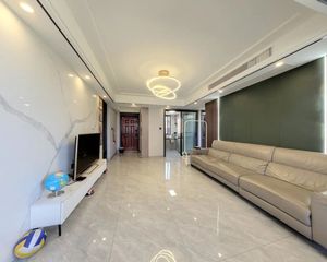 小区是景瑞开发商,小区北面靠河