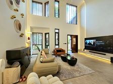 轻轨站5 唐顿庄园 豪装联排中户带花园双车位320万