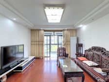 紫晶南园大三房,中间楼层,位置佳采光好,诚售,欢迎实地看房。