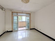 新上毛坯房好装修,户型方正,位置好,采光佳,诚售,欢迎品鉴。