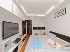 新上低楼层南北通小两房,精装修,诚售