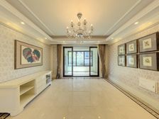 地铁口次新房 ,边套全明 ,中yang空调 ,地暖 位置安静