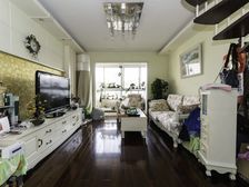 顶复带露台, 原始三房两厅两卫, 阁楼设有房间和露台,诚售。