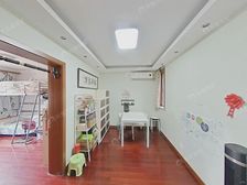 花园位置!空间巨大!业主诚心出售!看房方便!三房