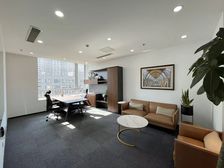 东四环四惠地铁 华腾世纪总部公园525平精装遗留带家具出租