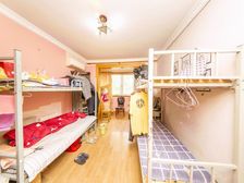 真光站100米,电梯三室一厅,南北通全明户型。小区花园位置。