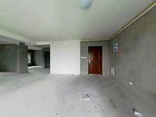 三开间朝南 东首 全新毛坯 得房 位置好 闹中取静