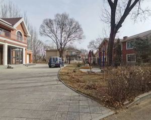 蒙牛盛乐园区 圆缘小区 独栋别墅 私家花园占地面积大