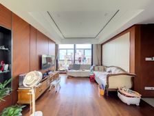 此房是一期顶楼复式,三房。前后无遮挡位置好 视野好