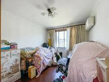 房子是三房两厅两卫的户型,南北全明,采光视野好,