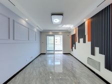 出则繁华(地铁口),入则宁静(高楼层精装宅)。