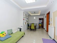 一楼带院子附三层,含两层大储藏室 带车位 满五年