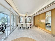 带露台100平左右的房子,现代化装修保养好拎包入住。