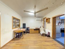 新华2003年,朝南1房户型 位置好 低楼层 近地铁站 。