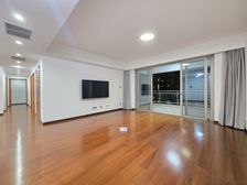 仁恒3期13号楼靠河227平4房有车位房东说价格可以面谈