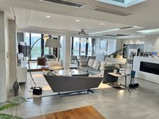 天安花园顶楼复试,面宽10米,房东装修花了1000万,有车位