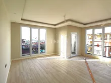 伊斯坦布尔带阳台的宽敞三卧公寓