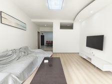 渝中区临江门轻轨旁边的楼盘 三房 79万