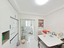 中环内地鉄口 新出精装两年25万 南北两房中间楼层价可谈