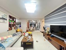 中铁南苑小区户型方正交通便利。